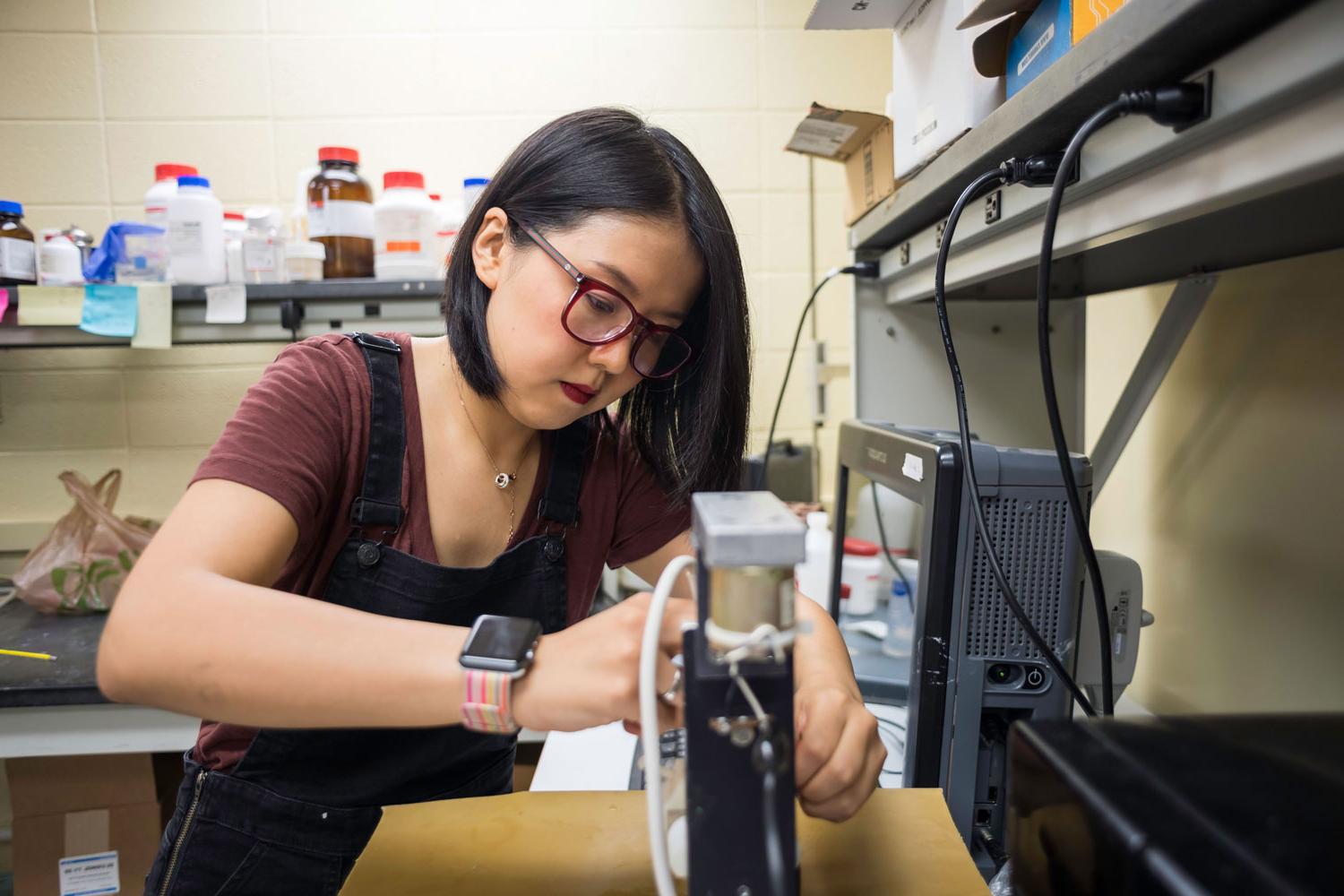 Tier one research student in lab at University of 罗彻斯特